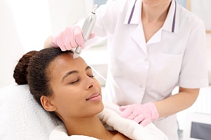 woman experiencing what microneedling does