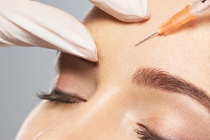 a woman satisfied with her choice to get botox for her migraines